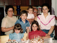 Aurelio y Asunción, con sus cuatro nietos y su hija Esther. Mayo 1985