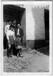 Aurelio y Asunción, con sus tres hijas, delante de la puerta de casa y carpintería. Hacia 1968