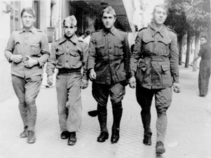 Aurelio, a los 17 años, con un grupo de milicianos. Año 1937.