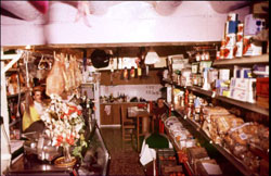 La tienda en el año 1982. Aparecen Pili Y su Padre Francisco. Foto Joan Ros